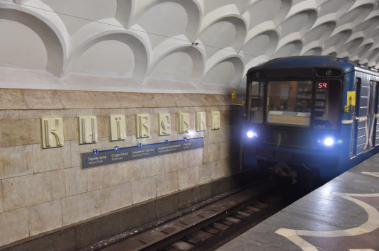 На станції «Київська» встановлюють нові літери з назвою на колійні стіни